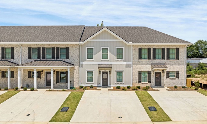 Auburn House | Charming 2-bedroom townhome with WiFi, minutes from Auburn University's campus