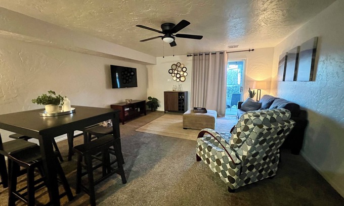 Eagle House | Charming 2-bedroom townhome in Eagle with WiFi, AC. Walk to downtown Eagle!