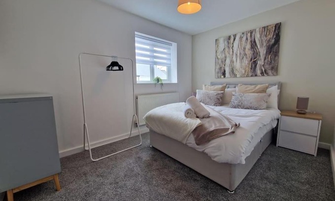 Tredegar House | Charming 2 BedRoom Tredegar Gem. Sleeps 4