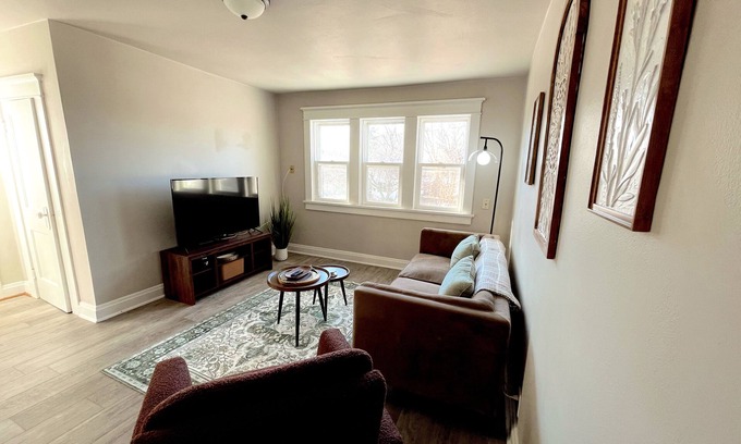 Green Bay House | Charming 2-bedroom Upper Duplex in lovely Green Bay