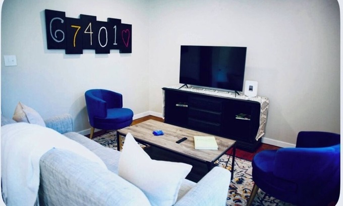 Salina House | Charming 2-bedroom updated pet-friendly home in Central Salina!