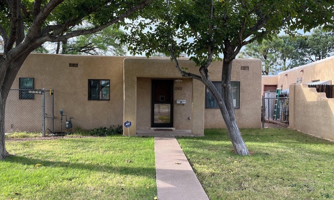 Uptown House | Charming 2-bedroom house with AC, WiFi, walking distance from UPTOWN!