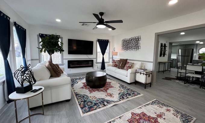 Riviera - Westchester House | Charming 2-bedroom House w/AC near Downtown Bakersfield!