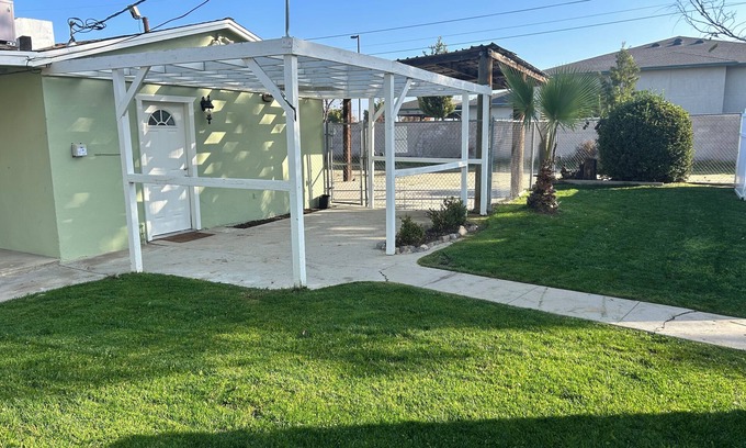 Greenacres House | Charming 2-bedroom house with WiFi, AC in welcoming Bakersfield