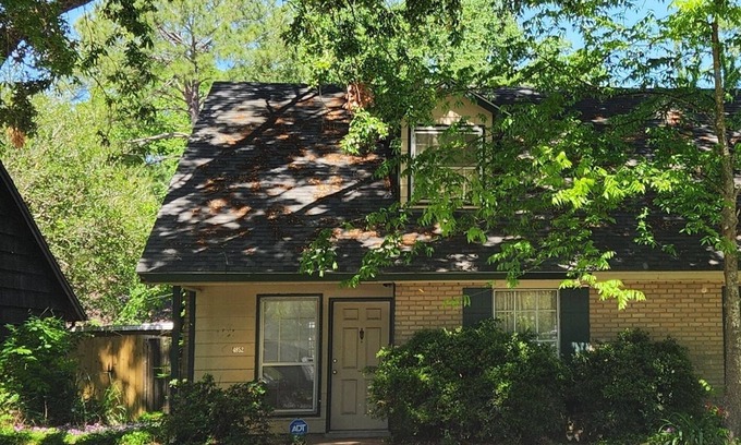 Highlands - Perkins House | Charming 2-bedroom home with fenced yard sleeps 6 in Baton Rouge near Tigerland