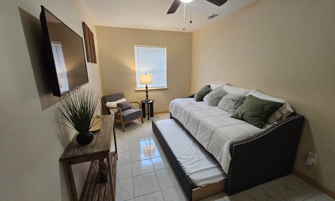 Mitte Cultural District Apartment | Charming 2-bedroom apartment in awesome Brownsville with WiFi, AC