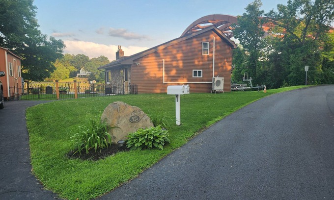 Clifton Park House | Charming 2-bedroom cottage in Clifton Park NY; 25 minutes to Saratoga.
