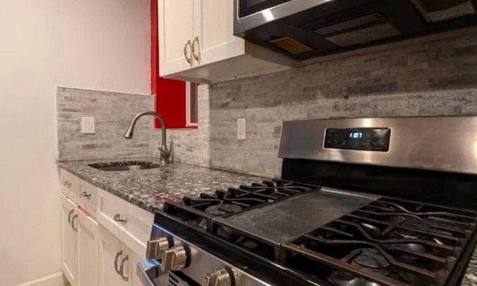 East Orange House | Charming 2-bedroom Apartment in East Orange with WiFi and AC