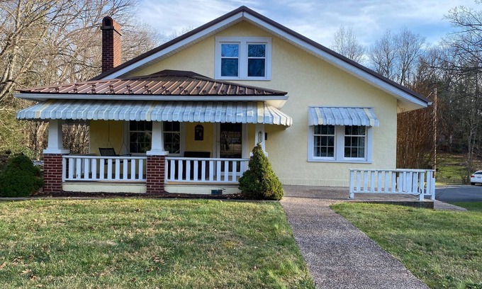 Fayetteville House | Charming 2-bedroom house in Fayetteville close to National Park and downtown.