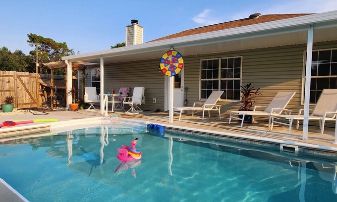 Gulf Breeze House | Charming 2-bedroom home with Pool, 15 mins to Pensacola Beach