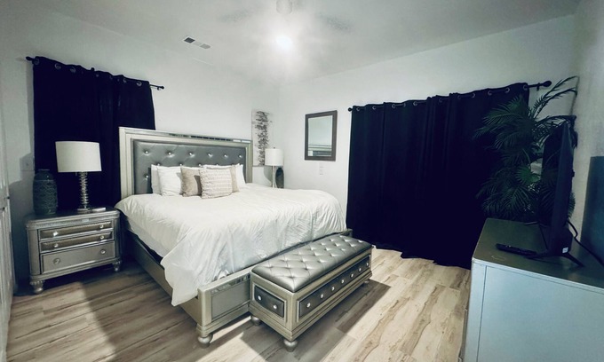 Mid America House | Charming 2-bedroom house on serene Lake Hamilton w a pool ~ hot tub ~ firepit
