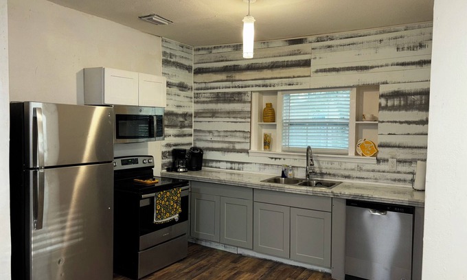 Brentwood House | Charming 2-bedroom house in welcoming Jacksonville with WiFi, Laundry, Sunroom