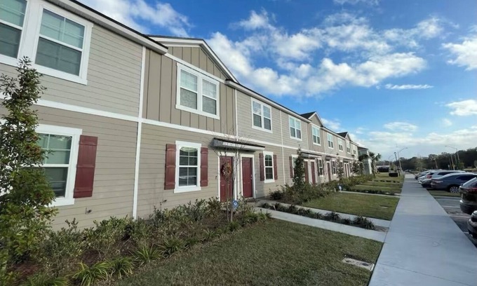Arlington House | Charming 2-bedroom townhome with AC, WiFi in peaceful Jacksonville