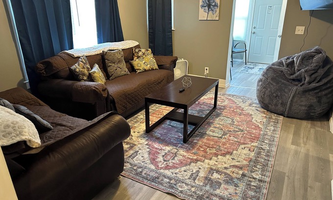 Keego Harbor Apartment | Charming 2-bedroom apartment with AC, WiFi in Pleasant Keego Harbor