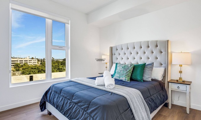 Hollywood Hotel | Charming 2-bedroom in Hollywood with Hollywood Sign View