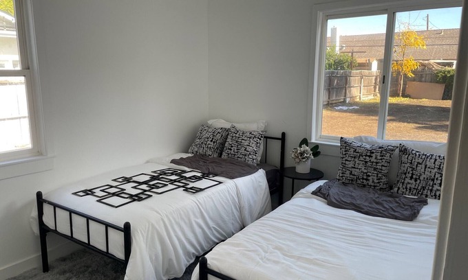 Tarzana House | Charming 2-bedroom house in the heart of Tarzana located near the 101 freeway