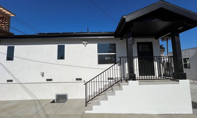 Crenshaw House | Charming 2-bedroom bungalow in Los Angeles with AC, WiFi, Centrally Located!