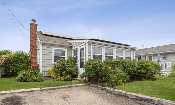 Eastward Look House | Charming 2 Bedroom Cottage just a Short Walk from Scarborough Beach