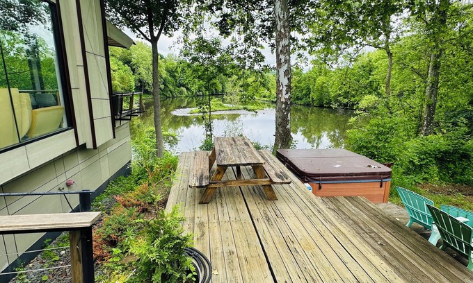 Lanesville Apartment | Charming 2-bedroom apartment waterfront with WiFi, lovely New Milford
