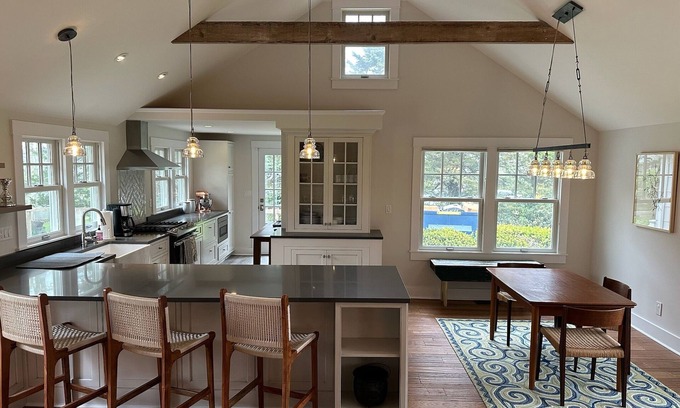 New Suffolk House | Charming 2 bedroom house in Quaint New Suffolk -short walk to New suffolk Beach