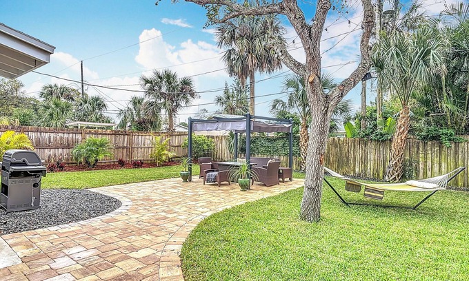 Ormond Beach House | Charming 2-bedroom bungalow with AC, WiFi in peaceful Ormond By The Sea