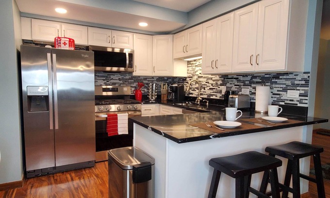Palos Hills Apartment | Charming 2-Bedroom Apt. King Bed, Desk, Fast WiFi, A/C, Near Hospitals