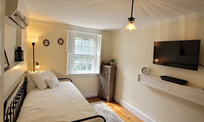 Washington Square West House | Charming 2-bedroom historic house in Philadelphia with WiFi and Parking