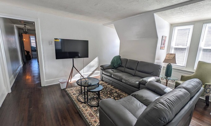Germantown Apartment | Charming 2-bedroom apartment w/WiFi, AC in phenomenal Germantown, Philadelphia