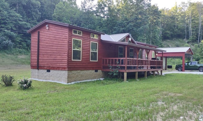 Salyersville Cabin | Charming 2-bedroom cabin + loft in fabulous Salyersville with AC and WiFi
