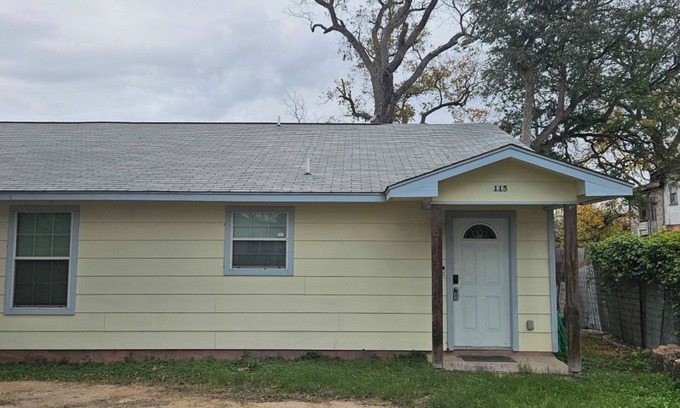 Southside Apartment | Charming 2-bedroom apartment with AC, WiFi in pleasant San Antonio