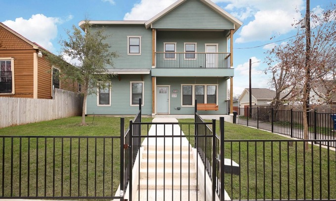 Near East Side House | Charming 2-bedroom house in brilliant San Antonio with WiFi, AC
