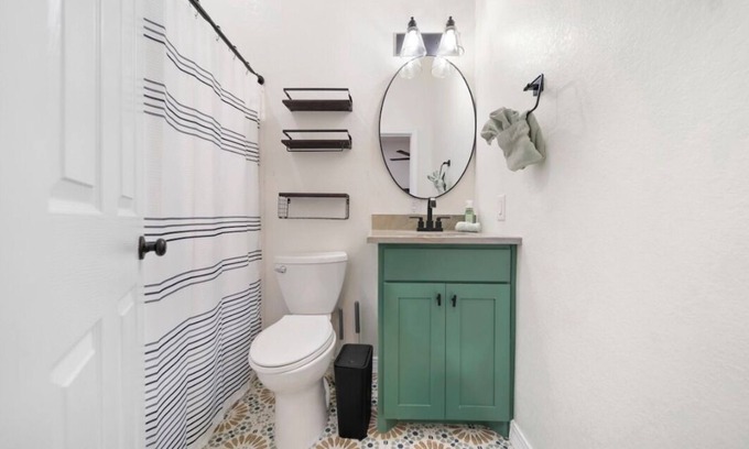 Mahncke Park House | Charming 2-bedroom house near Botanical Gardens with Wi-Fi and Private Yard
