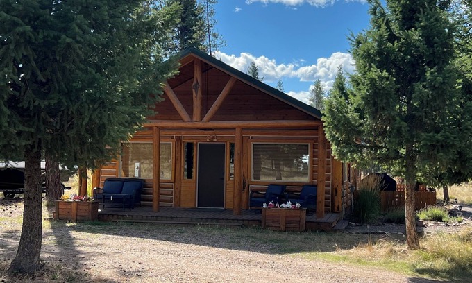 Seeley Lake Cabin | Charming 2-bedroom cabin with bonus loft, pet-friendly in Seeley Lake