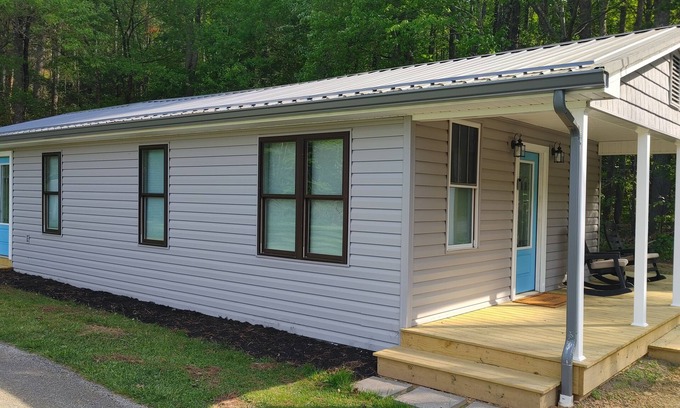 Johnson County House | Charming 2-bedroom house with WiFi, AC in wonderful Shady Valley
