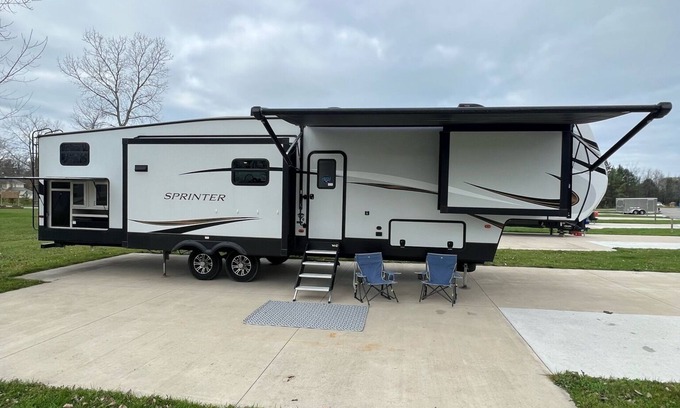South Haven House | Charming 2-bedroom RV in terrific South Haven with WiFi, AC