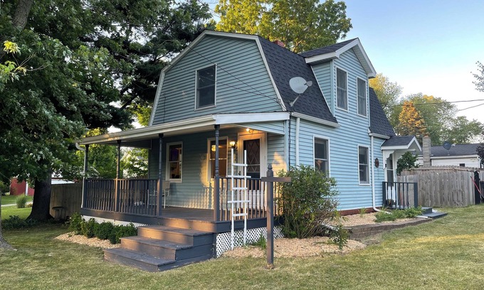 South Haven House | Charming 2-bedroom home in quiet area, fenced in backyard, and walk downtown