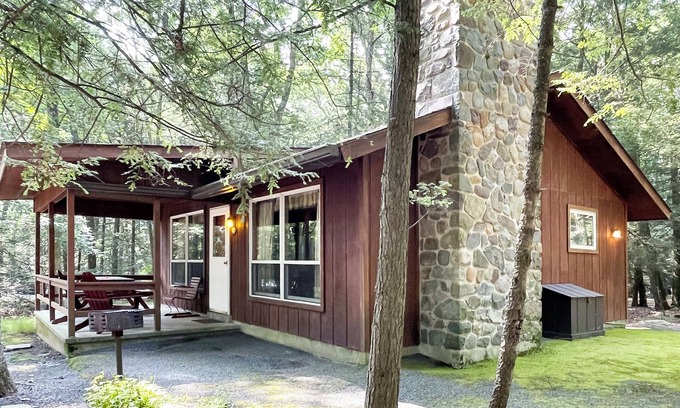 Reeders Cabin | Charming 2 Bedroom Cabin in the Poconos on Private Resort
