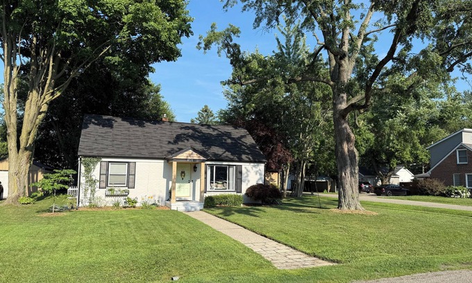 Sylvan Lake House | Charming 2-bedroom house in beach community