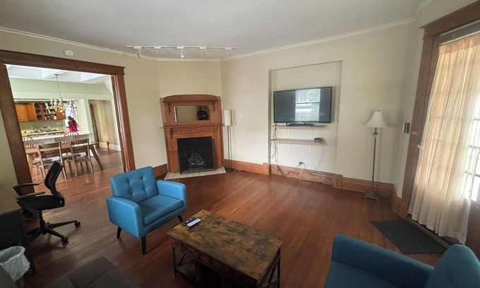 Terre Haute Apartment | Charming 2-bedroom 1st Floor apartment in lovely Terre Haute with WiFi, AC