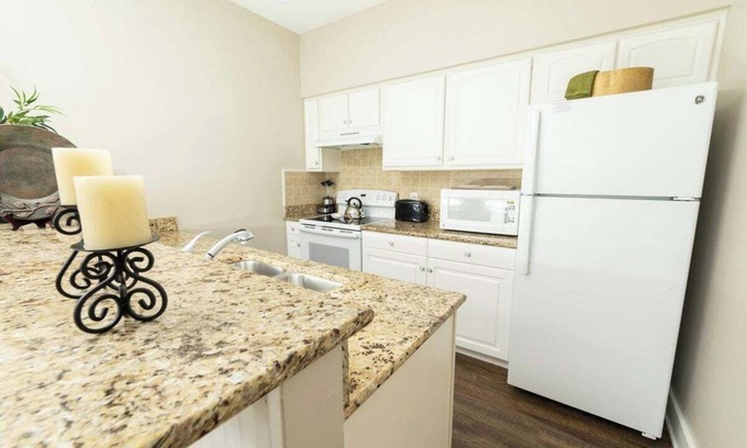 Lackey Cottage | Charming 2-bedroom cottage, pools & fitness room, WiFi in historic Williamsburg