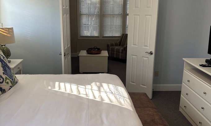 Lackey Condo | Charming 2-bedroom condo in marvelous Williamsburg with AC, fitness room