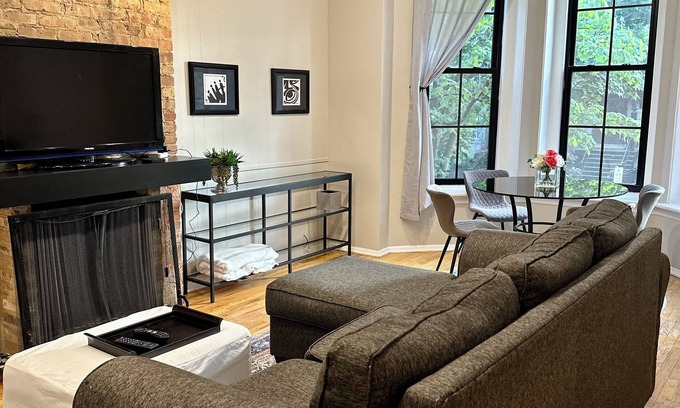 Mid-North District Apartment | Charming 2 BR apartment near Lincoln Park zoo in historic building