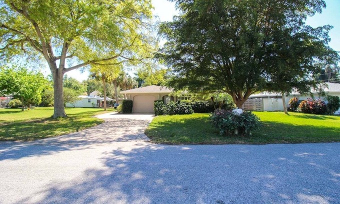 Gulf Gate Estates House | Charming 2 BR home minutes from Siesta Key beaches - Destination Paradise