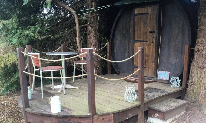 Domfront en Poiraie Cabin | Charming 2-Bed Cabin in Domfront-en-Poiraie