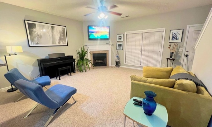 Town Center House | Charming 2-Master Bedroom Townhome with Piano & Free Parking, 5mins to Downtown!