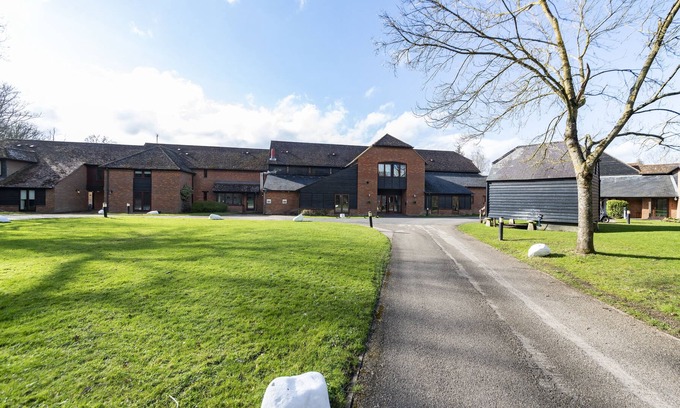 Eversley Apartment | Charming 20-Bed self contained dwelling in Hook