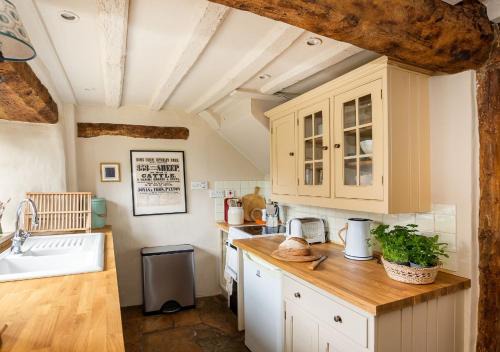 Kingham House | Charming 2BD Cottage in the Heart of Kingham!