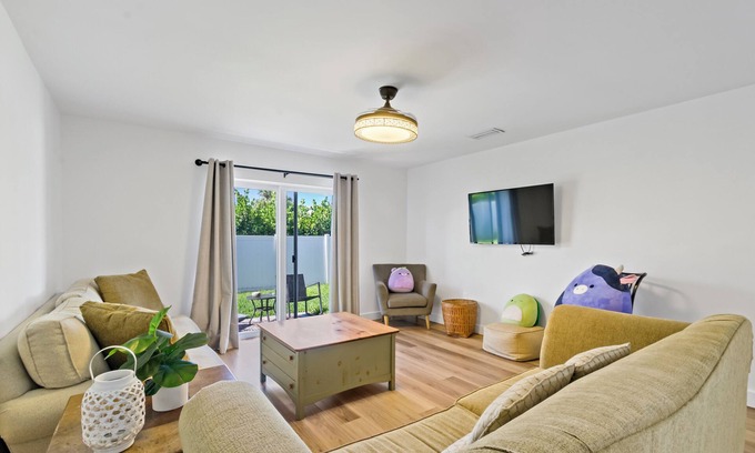 Iona House | Charming 2BD Near Ft. Myers Beach