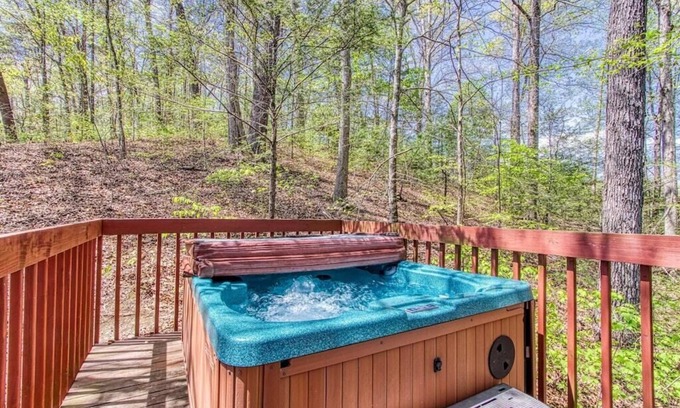 Pigeon Forge Cabin | Charming 2BD w Scenic Views! HOT TUB! Pool "Fo