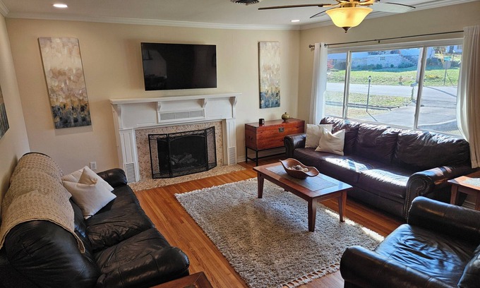 Red Bank House | Charming 2BR/2BA Home/Unit in Walkable Neighborhood, 10 Mins from Downtown Chatt